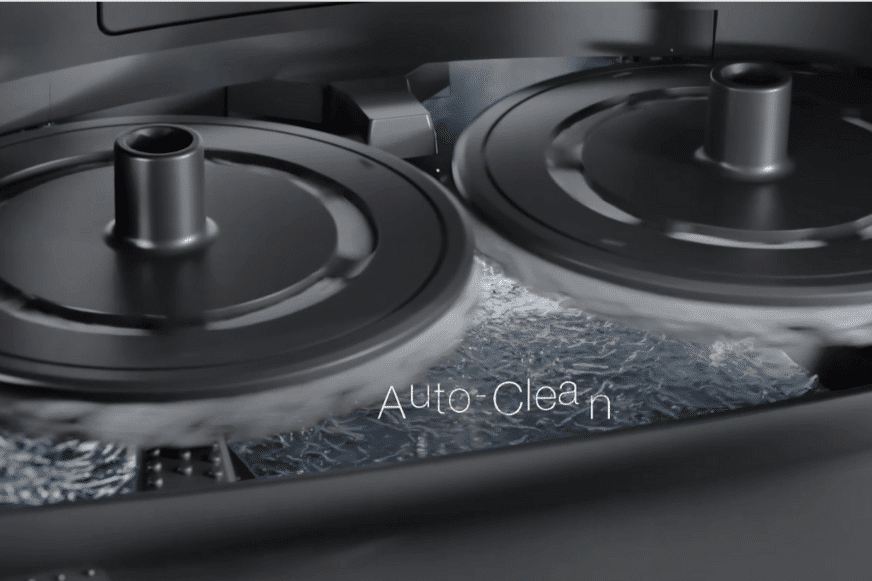 Der Prozess der Wischpad-Reinigung an der Ecovacs Deebot X1 OMNI Station wird dargestellt